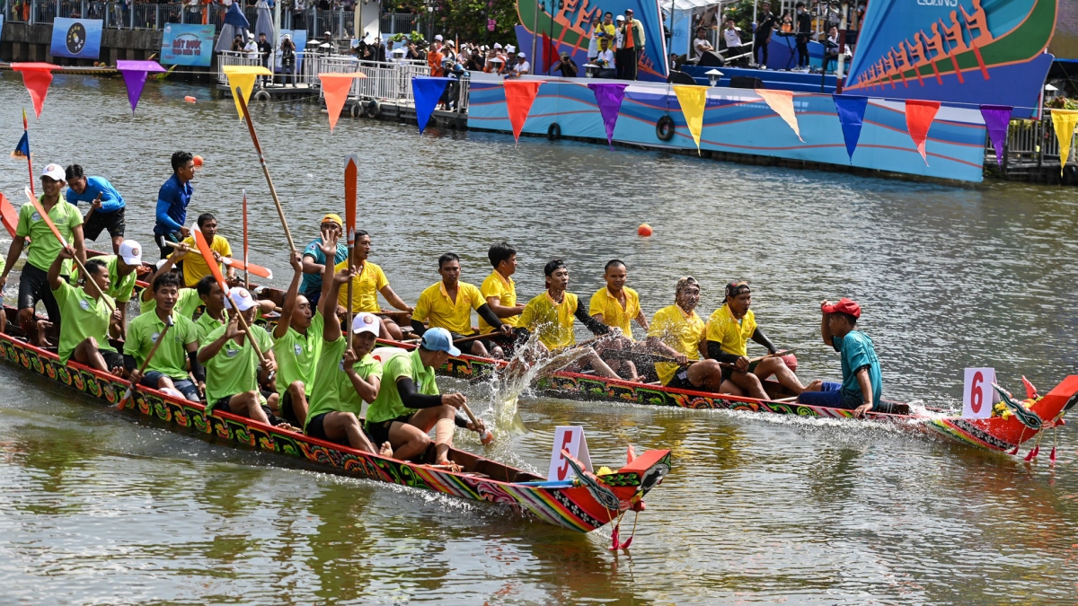 Ho Chi Minh City hosts first Khmer boat race festival